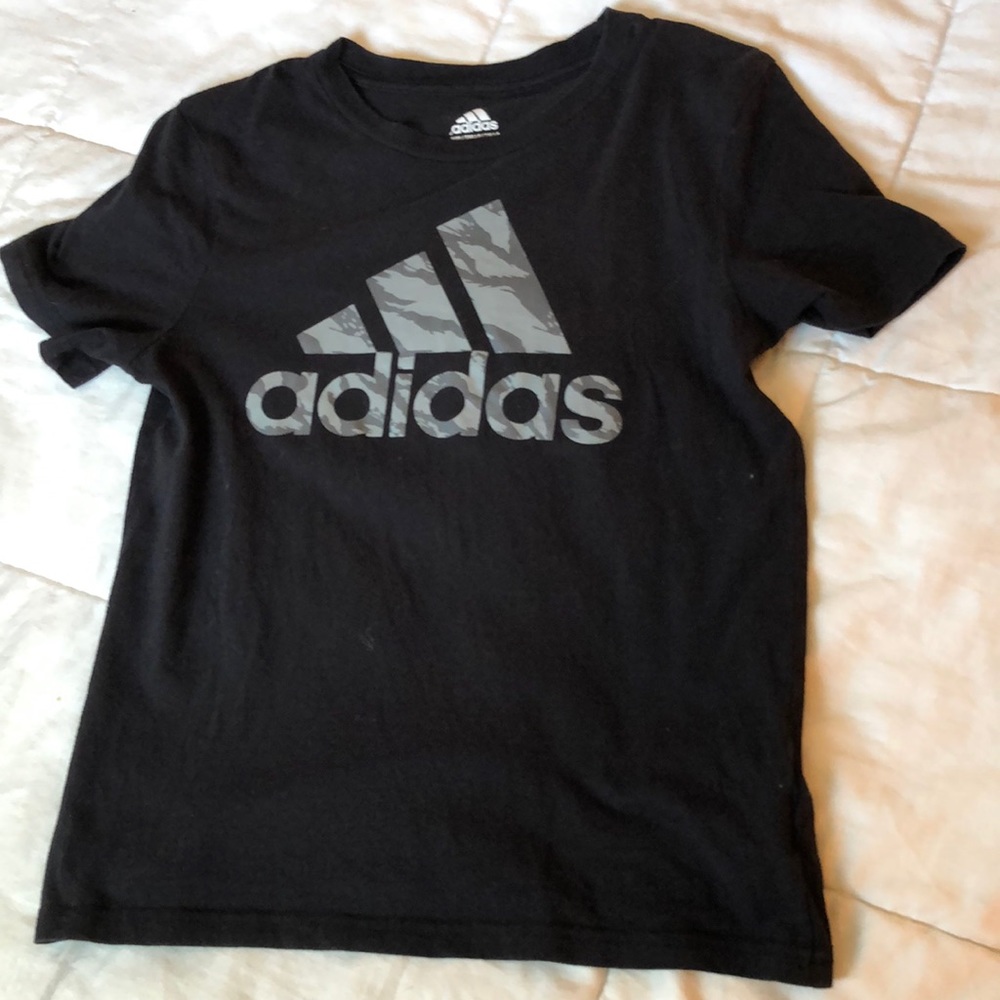 Cotton t-shirt. Big boys size small (8).